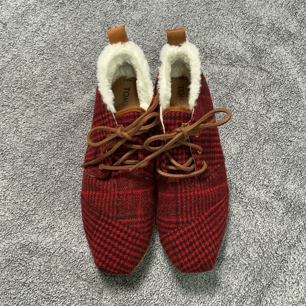 TOMS Womens Red Black Plaid Faux Fur Lined Chukka Ankle Boots Size 8.5